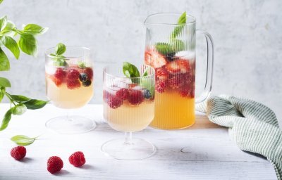 Een heerlijke verkoelende mocktail klaargemaakt in een grote karaf. Er werden al twee glaasje uitgeschonken met verse framboosjes en basilicum afgewerkt. Een plaatje om naar te kijken en er meteen van te drinken. 