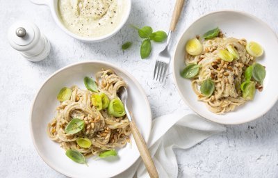 Twee porties pastas komen eraan! Wel met een gezonde bechamelsaus deze keer, eentje op basis van bloemkool. We doen er nog een extra portie prei bovenop en werken af met basilicumblaadjes voor de smaak en mooie groene kleur. 