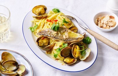 Een bordje gevuld met pasta, venusschelpen, pittige kruiden en stukje wijting boordevol smaak. Door het snuifje kurkuma is het een zonnig en licht gerechtje met vis in de hoofdrol.