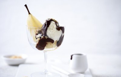 Wat dit een leuk dessert maakt, is het feit dat we deze klassieker in een mooi wijnglas serveren. Hierdoor is het feestgehalte direct hoog. Er staat nog wat chocoladesaus langs, voor de extra lovers. 
