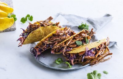 Vier taco's liggen klaar om te peuzelen. Wij serveren ze met een rode koolsalade, yummy. 