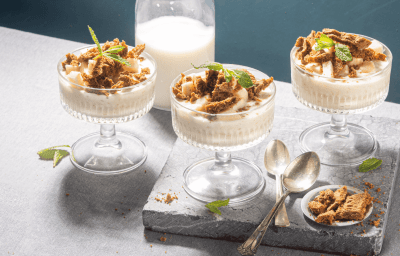 Rijstpap geserveerd in mooie champagnecoupes zorgen instant voor een dessert met sterallures. Hij kreeg een topping mee van appelblokjes en bastognekoekjes voor een crunch. Er zijn 3 glaasjes in beeld. 