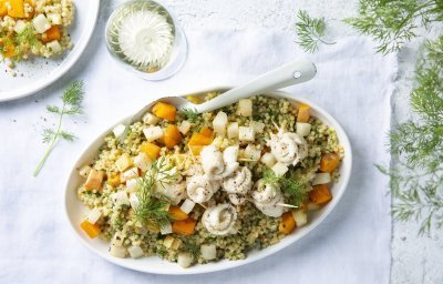 Een risotto gemaakt van parelcouscous en rijkgevuld met geroosterde groenten. Om het gerecht volledig af te werken werden er homemade tongrolletjes bij gemaakt. Het gerecht is geserveerd in 1 grote schotel, klaar om allen aan te vallen. 
