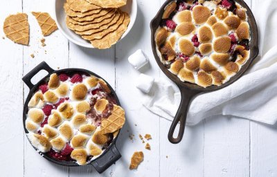 S'mores dip maak je met marshmallows die lichtjes in de oven gaan om te smelten en te kleuren. Wij voegden ook nog framboosjes en rode besje toe in onze gietijzeren zwarte pan. Een heerlijk dessert om te dippen met Jules Destrooper koekjes. 