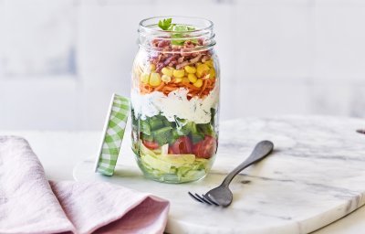 Wat is er nu duurzamer dan je lunch mee te nemen in een glazen bokaal? En dat niet alleen, het is nog eens super mooi. De salade ligt in laagje in je pot, perfect en gezond. 