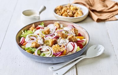 Een bordje goed gevuld met een gezond slaatje bestaande uit little gem, rode ui, radijzen en kerstomaatjes. We maakten hierbij homemade kaascroutons en dressing op basis van zure room, kaas en ansjovis. Ik kan alvast niet weerstaan aan dit gerechtje, en jij? 