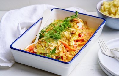 Een gevulde ovenschotel staat op tafel, hij is gemaakt met schijfjes tomaten en hierop de vis. We voegden wat saus toe op basis van mosterd, om het gerecht een extra boost te geven. Wij serveren hem met aardappelpuree.