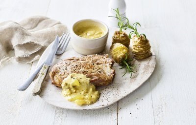 Spieringkotelet met picklessaus en aardappeltorentjes