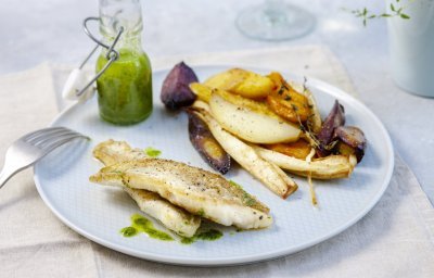 Krokant gebakken filets van steenbolk. Hij ligt gepresenteerd met vergeten groenten die gegrild werden in de oven. Er staat ook een flesje frisgroene salsa bij om dit gerecht extra pit en kruiding mee te geven. 