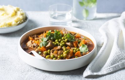 Libanes stoofpot staat klaar op tafel. Een stew van biefstuk, erwtjes en worteltjes. Wij serveren hem met een kommetje puree. 