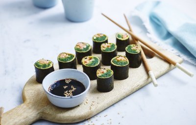 Sushi met garnalen en omelet