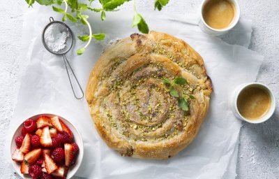 Een taart gemaakt van filodeeg. Het is eigenlijk een lange filodeegrol met vulling erin, opgerold in slangvorm. Wij geven er een heerlijk fruitsalade bij van aardbeien en framboosjes. 