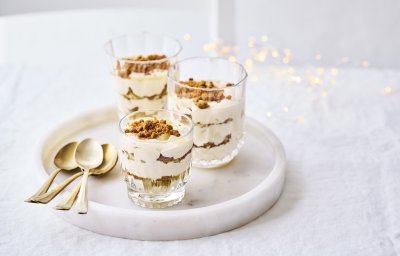 Trifle gepresenteerd in kleine drinkglazen, instant feestlook! Deze trifle is er eentje met Belgische speculaas, Belgische peer en Belgische schuimwijn. Amai, een dessertje boordevol topproducten van eigen bodem.