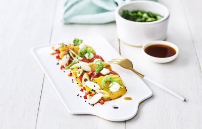 Deze tataki is geserveerd op een wit dienplateautje, de kleuren zijn prachtig. Dit is zo eenvoudig klaar te maken met mega sterallures. 