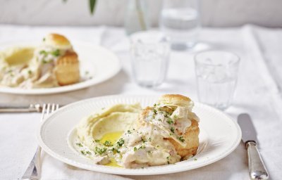 De tafel met wit linnen is gedekt voor twee. We eten een vol-au-vent van konijn ipv kip. Hij is opgediend met een bladerdeegpasteitje en aardappelpuree. 