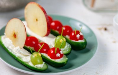 Tuindiertjes om op te eten, jawel. We maakten een rups van komkommer, platte kaas en kerstomaatjes. En een slak met komkommer, druiven en appelschijfje. Plezier op je bord en heerlijk gezond in de mond.