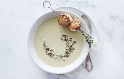 Witloofsoep met gebakken Sint-jakobsnoten en hazelnootcrumble