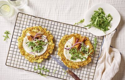 Op tafel ligt een rooster met hierop de courgettewraps. We serveren ze met een lepel kwark en mierikswortel, en daar boven op gerookte makreel stukjes en kappertjes. 