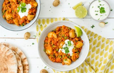 Eenpansgerecht met aardappelen, linzen en een frisse yoghurtsaus