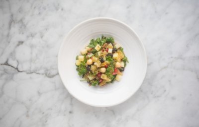 Salade de fines herbes, pommes de terre, pois chiches, raisins secs et grenade