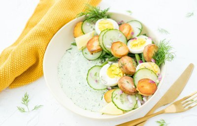 Aardappelsalade met een saus van zure room en kappertjes