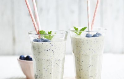 Milkshake van appel en blauwe bessen