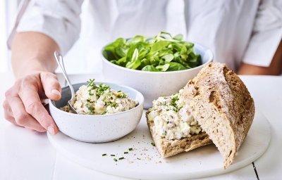 Belegde broodjes met kipsalade 