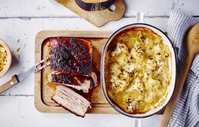 Bloemkoolgratin met kazen van bij ons en gelakt buikspek