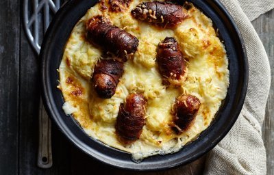 Bloemkoolgratin met worst in baconjasje