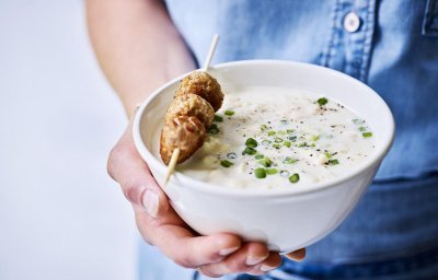 Bloemkoolsoep met een kruidige spies van varkensgehakt