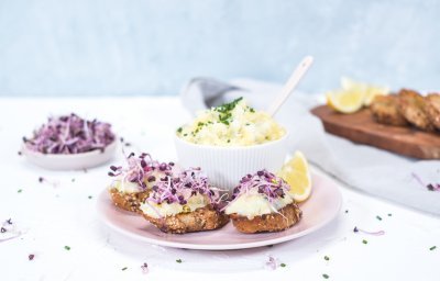 Brandade op toast met groentescheuten