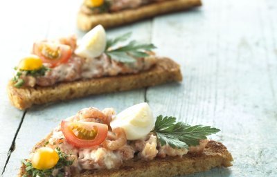Ambachtelijk bruin brood met garnalenslaatje