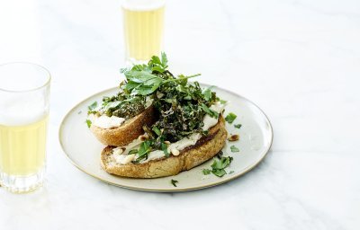 Bruschetta à la crème de haricots blancs et chips de chou frisé