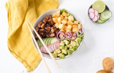 Buddha bowl met aardappelen en tofu