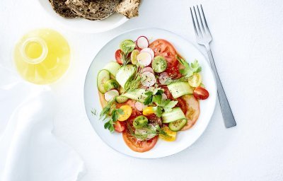 Carpaccio van Belgische tomaten met minikomkommer en radijs