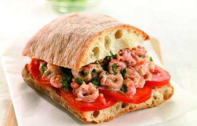 Ciabatta à la salade de crevettes et tomates