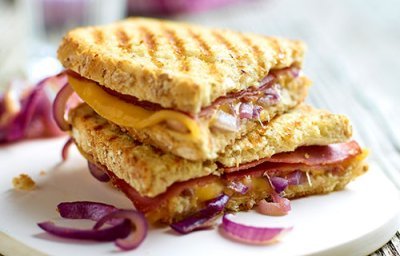Croques met pastrami, rode uien en Passendale