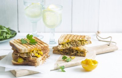 Croque met gehakt, Belgische pickles en groene kruiden