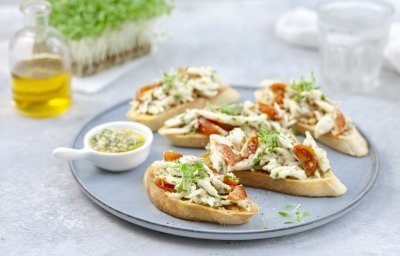 Crostini met tartaar van rog en dressing 