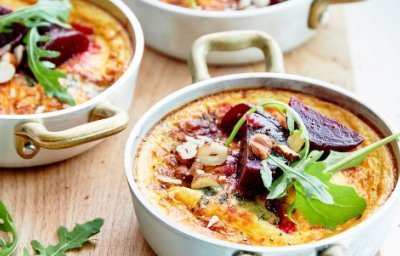 Crunchy ovenschotel met steenbolk, blauwe kaas en rode biet