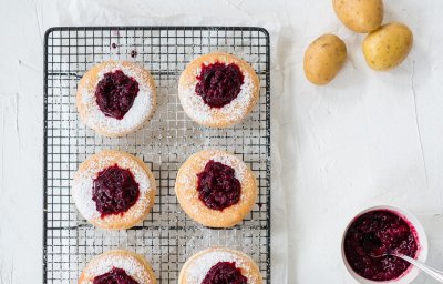 Donuts van aardappel met rode vruchten