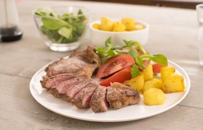 Entrecote met aardappelen en een salade 