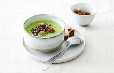 Soupe aux pois et au crumble de boudin noir