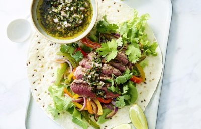 Fajitas met rundvlees en chimichurri saus