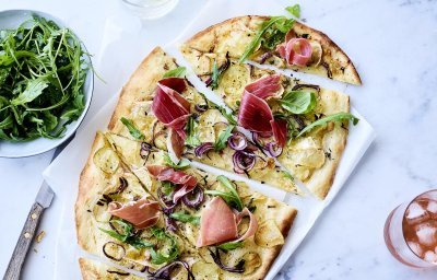 Flammkuchen met Belgische brie, gerookte ham en rucola 