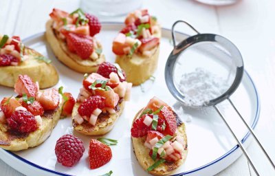 French bruschettas et salade de fruits