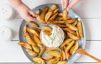 Aardappelwedges met plattekaasdip