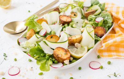 Frisse groene salade met aardappel