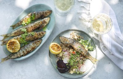 Frisse speltsalade met appel, rode biet en gegrilde haring