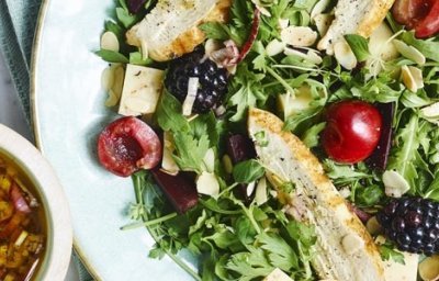 Fruitige salade met rode biet en gegrilde kip